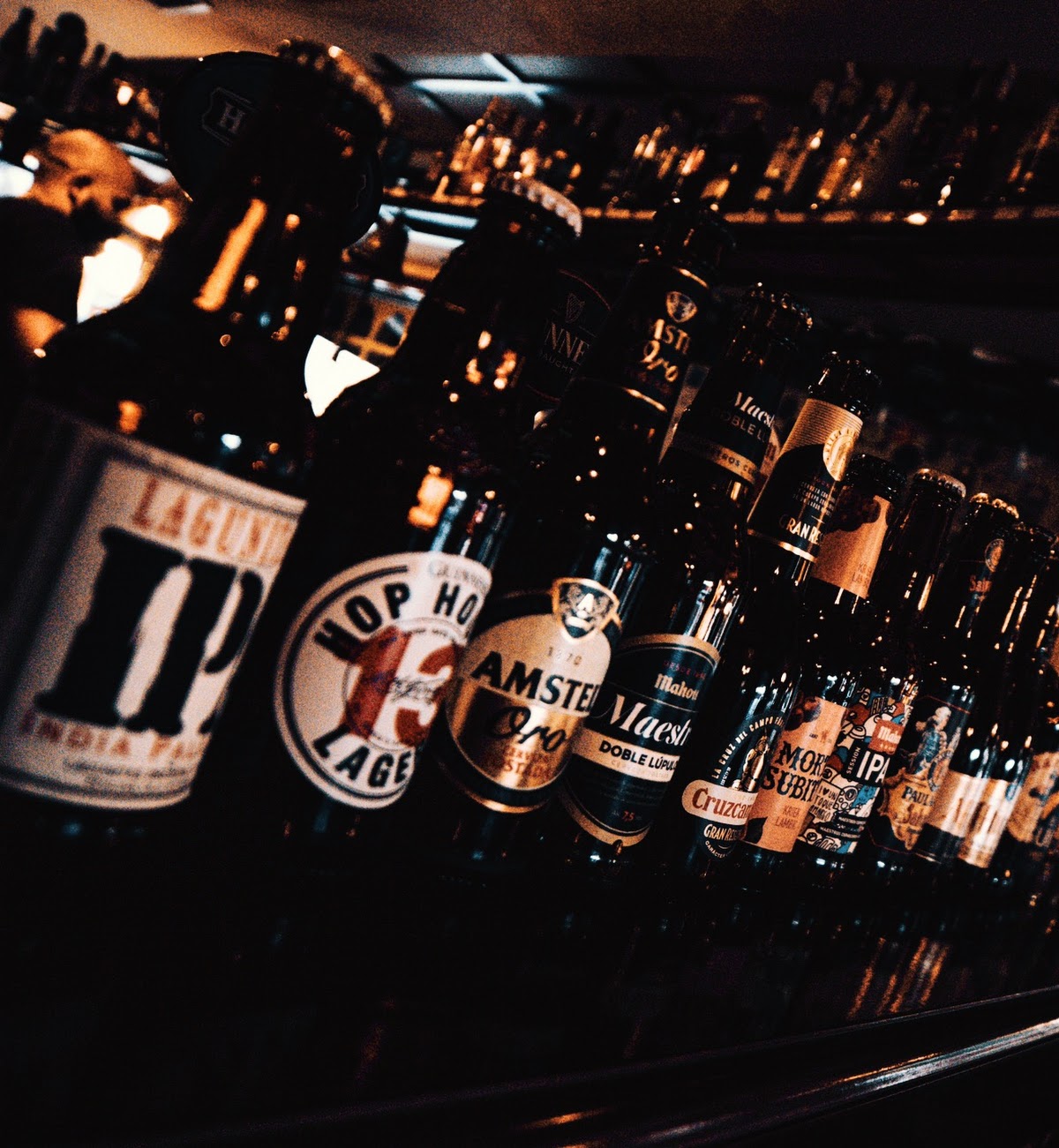 Barra con cervezas y destilados