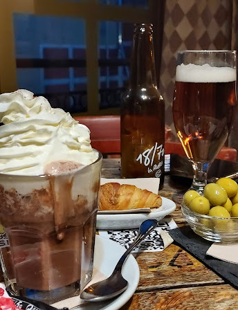 Café con nata y aperitivos