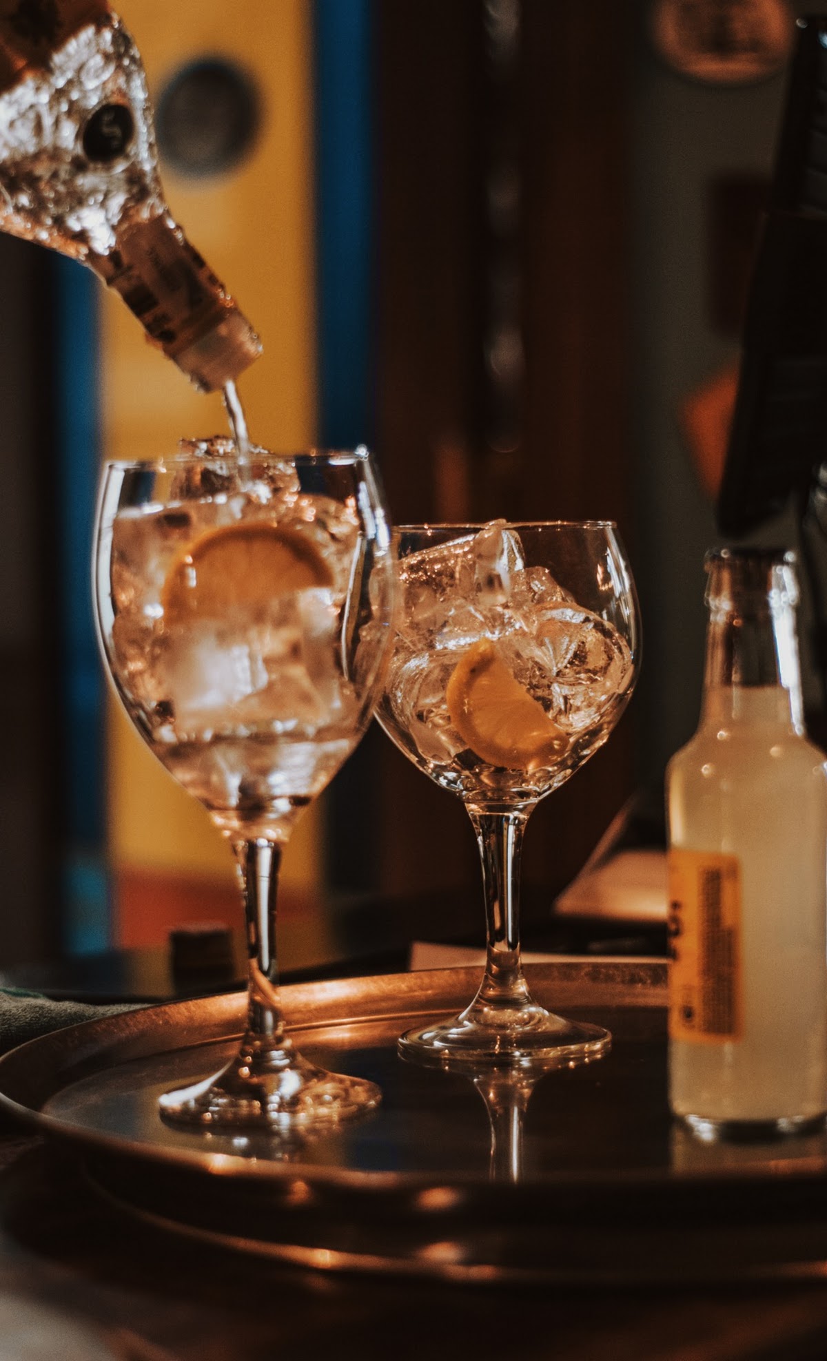 Cócteles siendo servidos