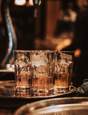 Copas de whisky en bandeja